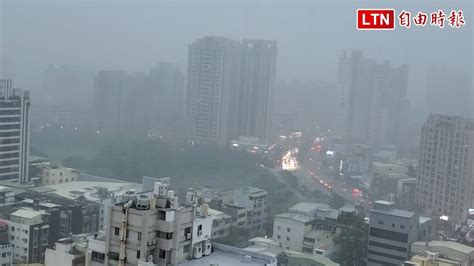 大雷雨轟炸高雄！25區示警 7區淹水警戒 自由電子報影音頻道