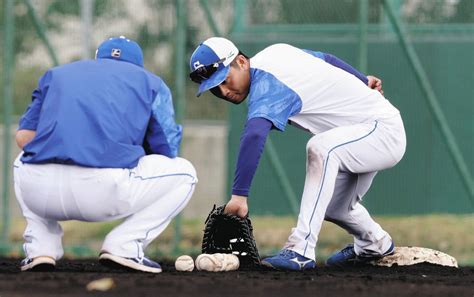 【中日】溝脇隼人、急きょ用意のファーストミットで一塁守備練習「動きが複雑で難しい」：中日スポーツ・東京中日スポーツ