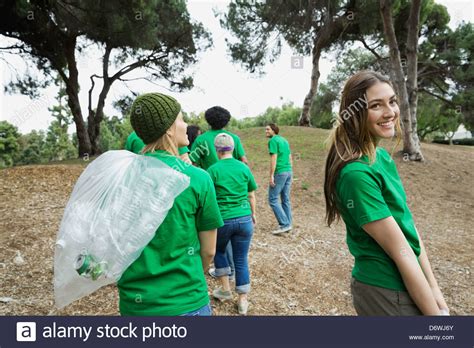 Young volunteers Banque de photographies et dimages à haute résolution