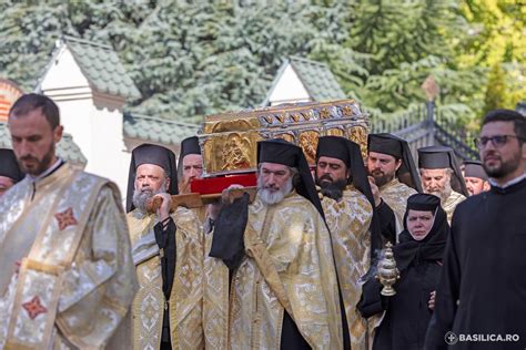 Aducerea Moa Telor Sf Dimitrie Cel Nou La Bucure Ti Ampl Procesiune