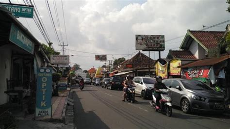 Waduh Parkir Mobil Pinggir Jalan Mataram Capai Rp 15000