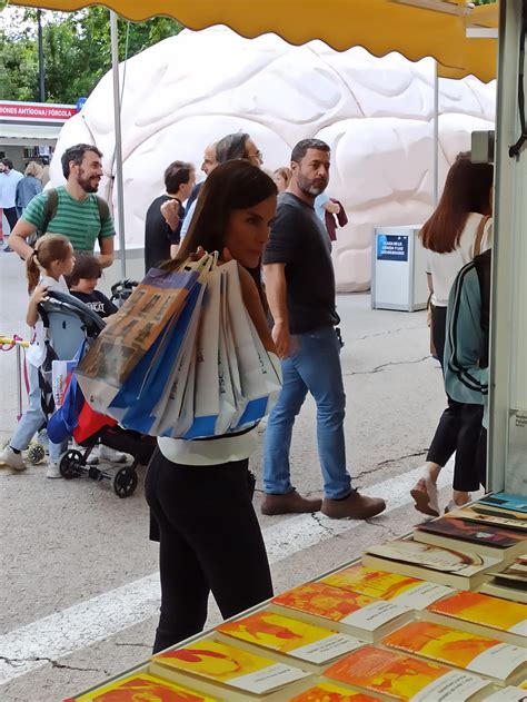 La Reina Letizia Visita Por Sorpresa La Feria Del Libro De Madrid