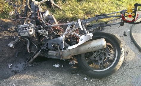 Moto A Fuoco Dopo Lo Schianto Tre Persone In Ospedale