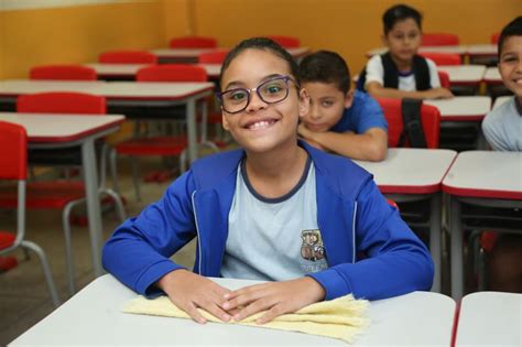 Alunos De Escolas Municipais Ganhar O Novas Mochilas E Uniformes No