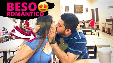 Se la roba un BESO ROMÁNTICO a la MARLA dentro de una Plaz YouTube