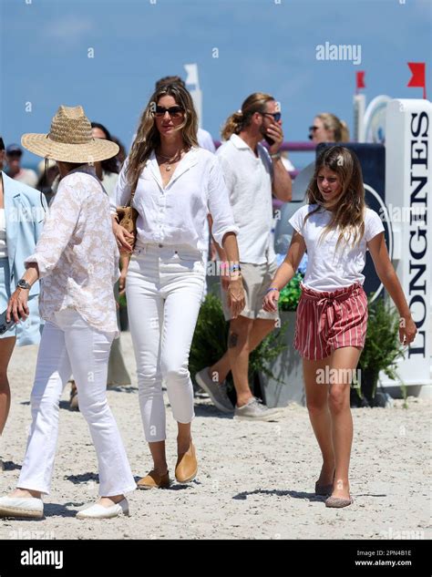 Miami Beach Fl April Gisele Bundchen And Daughter Vivian Lake