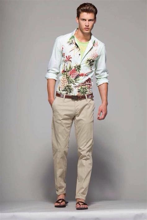 Pantalón color caqui y camisa con diseño floral Mens spring fashion