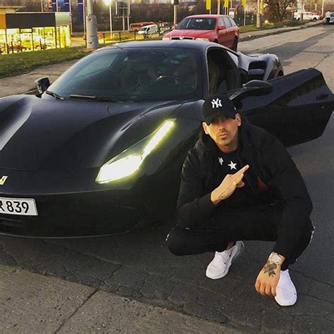 Rapper RAF Camora Neben Seinem Neuen Wagen So Viel Geben Stars Und