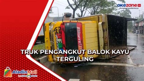 Truk Pengangkut Balok Kayu Terguling Akibat As Roda Patah Okezone Video