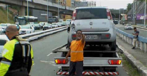 Motorista Perde Controle Da Dire O E Carro Bate Em Mureta De Viaduto