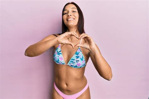 Jeune Femme Latine En Bikini Souriant Amoureux Montrant Le Symbole Du Coeur Et La Forme Avec Les