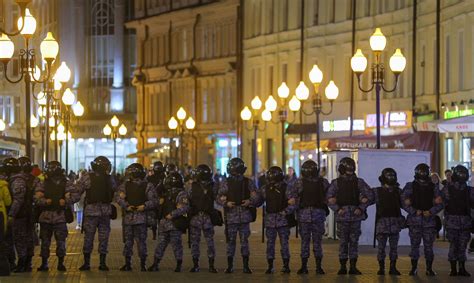 Foto Rusov Protestuj Proti Mobilizaci I V Lce Policist Zadr Eli