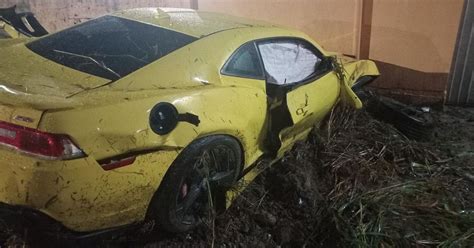 Homem Perde Controle De Camaro Sai Da Pista E Colide Contra Muro Na