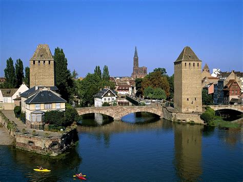 Ładna szerokoekranowa tapeta na pulpit komputera Pont Couverts Francja