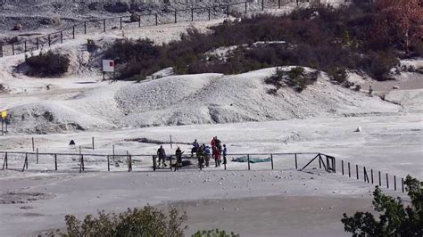 Pozzuoli Tragedia Alla Solfatara Famiglia Precipita Nel Cratere Youtube