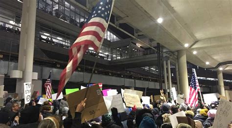 ‘Refugees are welcome here’: Chicagoans protest immigration ban at O ...