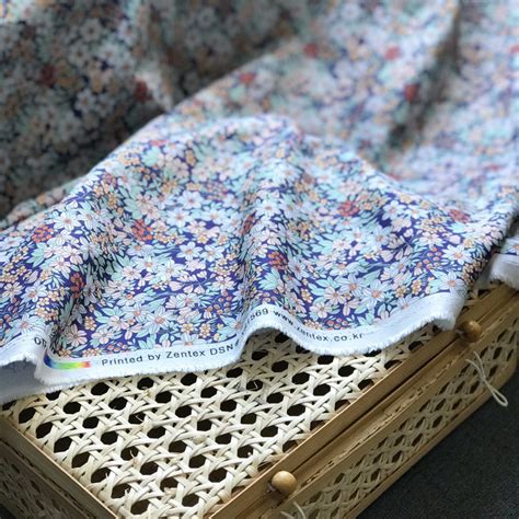 VẢI THÔ IN KTS HOA TRẮNG NHỤY CAM HOA NUDE LÁ XANH NHẠT NỀN TÍM SỜN SY1569 50cm Hexi vn