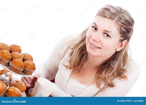 Gelukkige Vrouw Met Kop Thee En Muffins Stock Foto Image Of Muffin