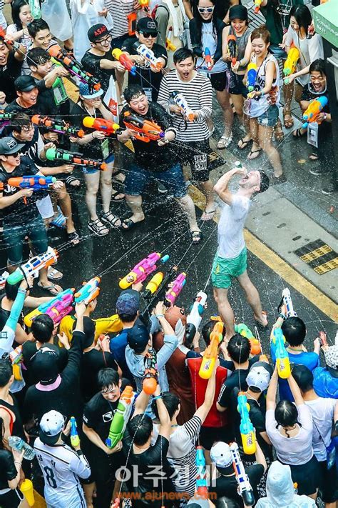 Aju포토 물총축제에 등장한 박력남 신촌 물총축제 아주경제