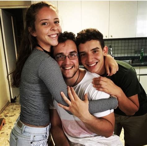 Pequeña Miko And Hermanos 🥰 ️ Artistas Famosos Cantantes Ver A Mi Novia Famosos Lindos