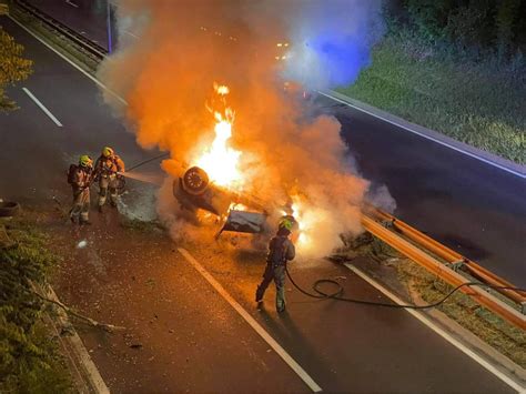 FOTO in VIDEO Ponoči na Hitri cesti popolnoma zgorelo luksuzno vozilo