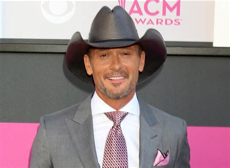 6 Ways Tim McGraw Stays Fit on the Road