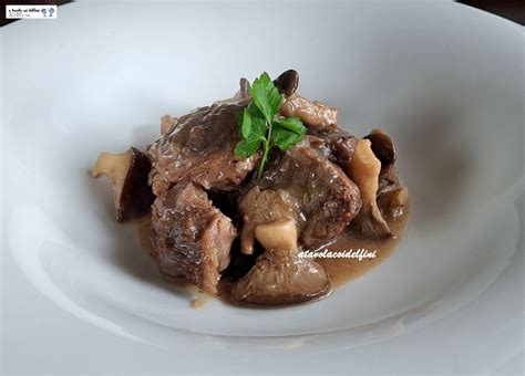 Cappello Del Prete Brasato Al Vino Rosso Con Funghi Cardoncelli A