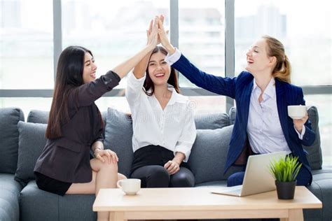 Agrupe El Trabajo En Equipo Joven De Tres Mujeres De Negocios En Cele