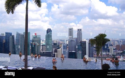 SINGAPORE - APR 1st, 2015: Rooftop infinity pool at the Marina Bay ...