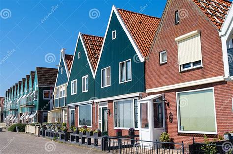 Een Rij Van Mooie Huizen Door Het Overzees In Holland Stock Foto