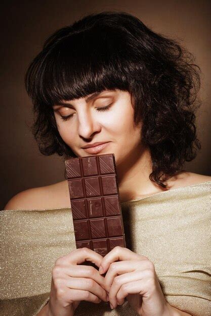 Premium Photo Health People Food And Beauty Concept Lovely Smiling Woman With Chocolate