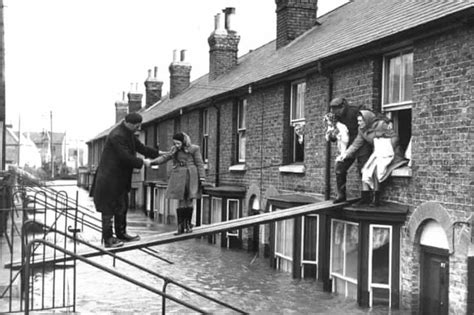 Historic Photographs From 1928 Thames Flood | Vintage News Daily