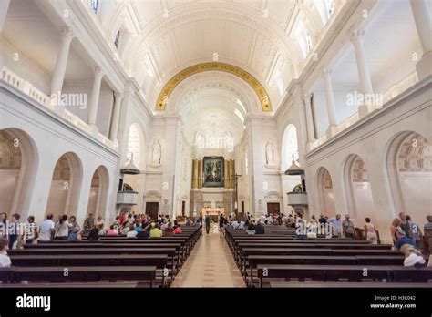 Interior Del Santuario De Fátima En Portugal Fotografía De Stock Alamy