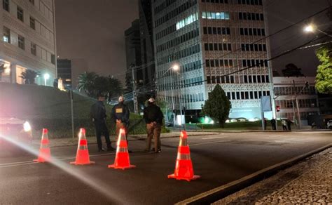 Homem que ameaçava se matar se entrega no Centro Cívico