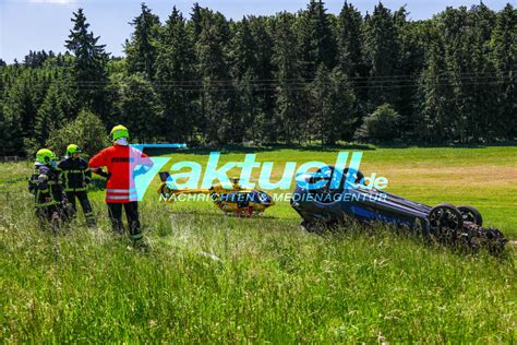 Sportwagen Kommt Beim Berholen Von Stra E Ab Berschl Gt Sich Bergauf