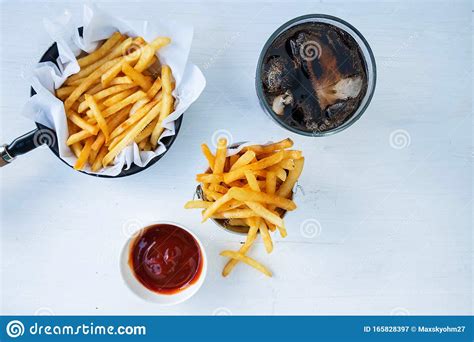 Patatas Fritas Fritas Y Ketchup Con Refrescos En La Mesa Imagen De