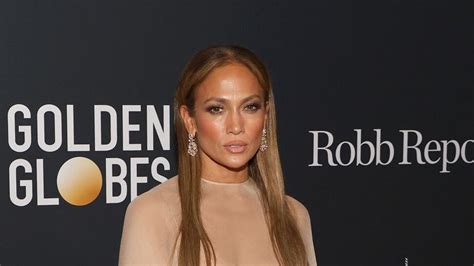 Jennifer Lopez adopte la coiffure tendance des années 90 et on vous