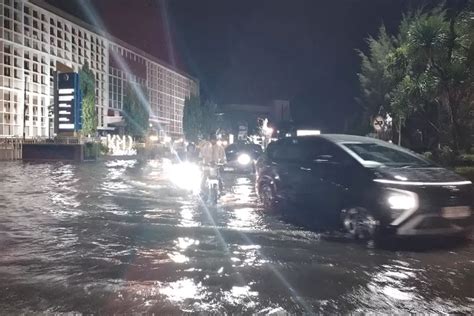 Semarang Terendam Banjir Setelah Diguyur Hujan Deras Pohon Tumbang