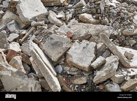 Pile of debris Stock Photo - Alamy