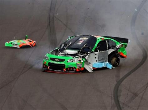 Danica Patrick suffers hard crash at Phoenix