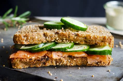 Sándwich de salmón ahumado pepino y mostaza Ciudad Noticias