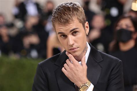 演唱會被迫中斷！justin Bieber 患罕見疾病導致半邊面癱