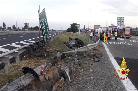 Schianto Contro Il Guard Rail Sulla A Due Feriti Tg Vercelli