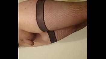 Mariquita juega con un juguete la polla pequeña se mantiene flácida XVIDEOS