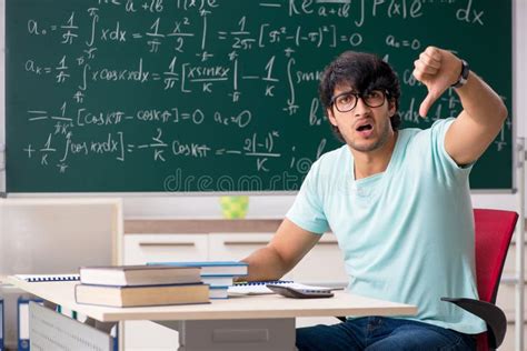 El Matem Tico Joven Del Estudiante Masculino Delante De La Pizarra Foto