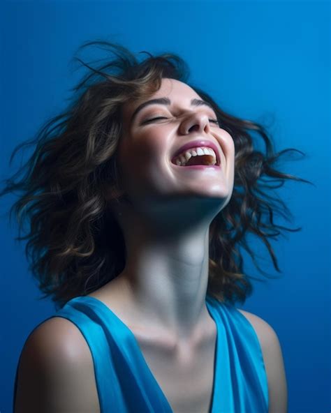 Una Mujer Riendo Con El Pelo Al Viento Vector Premium