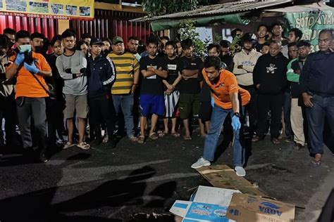 Foto Pemuda Di Bekasi Tewas Bersimbah Darah Di Jalan Diduga Korban