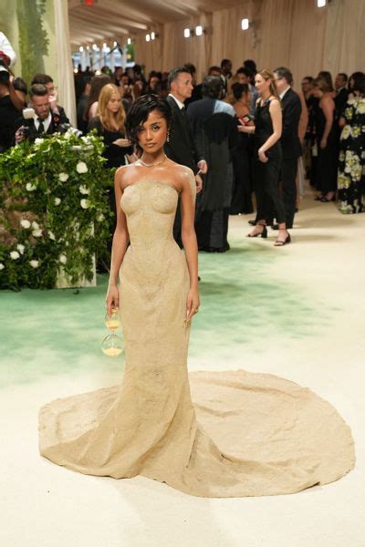 Met Gala 2024 Lincroyable Moment De La Robe En Sable De Tyla Sur Le