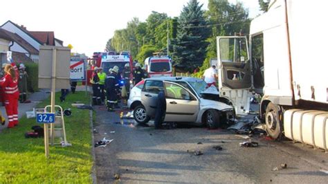 Auto Kracht Frontal In Lkw Schwerverletzte Oe At