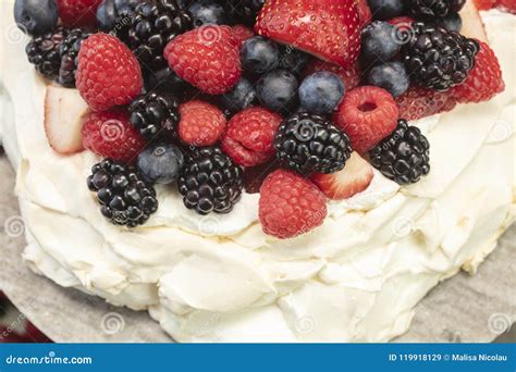 Postre Del Merengue De Pavlova Hecho Con Las Bayas Imagen De Archivo